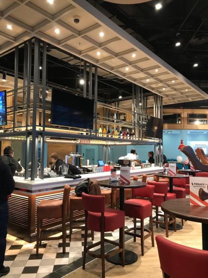 Ресторан Fridays в аэропорту Домодедово